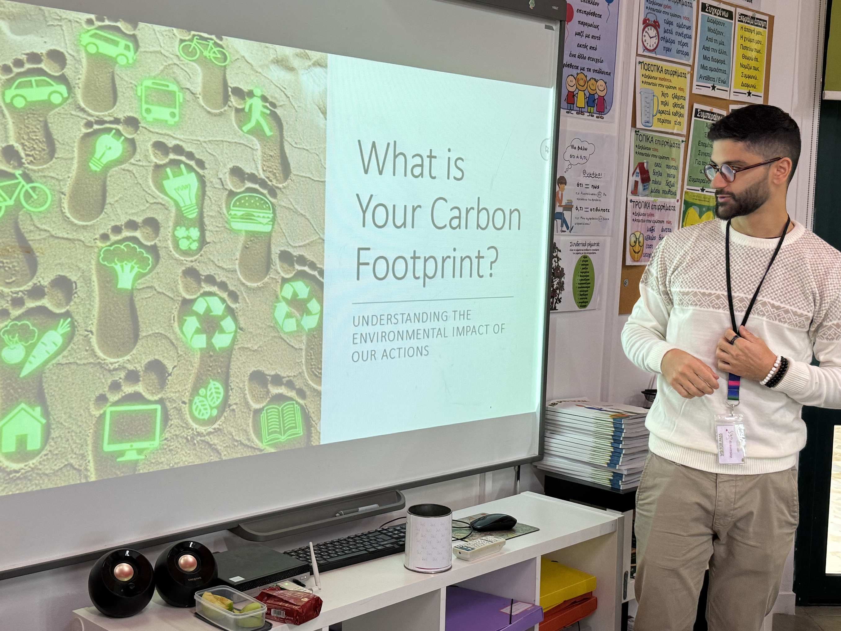 Pädagoge erklärt Schüler:innen das Thema CO₂-Fußabdruck und Nachhaltigkeit.