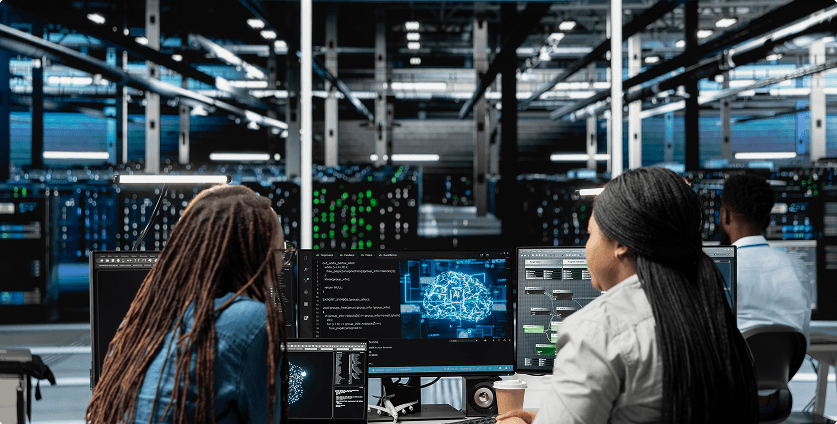 Team arbeitet mit KI-Tools in einem modernen Rechenzentrum