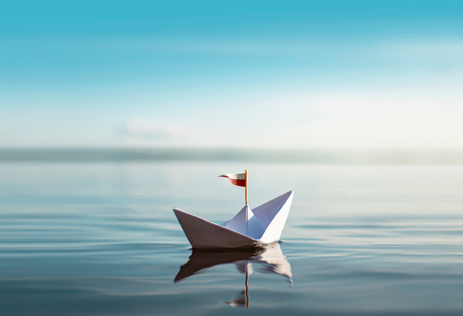 Papierboot schwimmt auf Wasser, symbolisiert eine Reise des Wachstums und der Transformation.