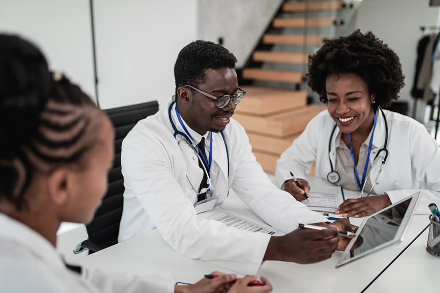  Ärzteteam prüft Patientenunterlagen