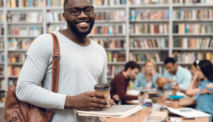 Schwarze Studierende beim Lernen in der Bibliothek