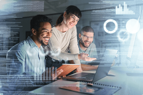 Professionelles Team analysiert Daten und digitale Dashboards am Laptop