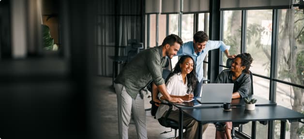 Webdesign-Team arbeitet gemeinsam an einem Laptop während eines CSS-Kurses.