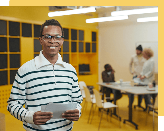 Fröhliche Schüler, die sich an Fund for Education-Programmen beteiligen