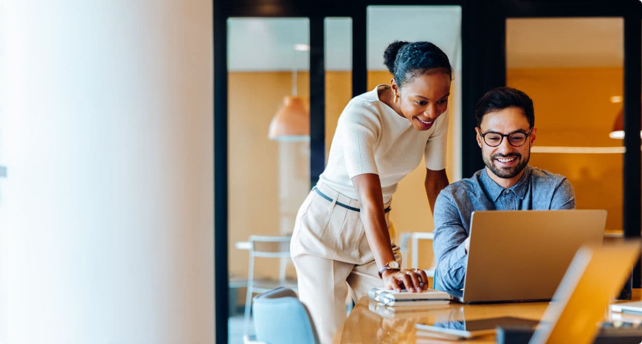 Kollegen arbeiten zusammen