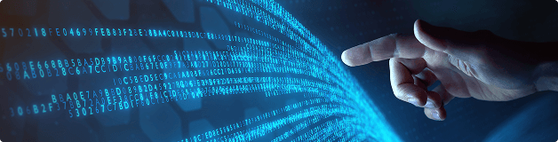 Hand zeigt auf fließende digitale Datenströme aus leuchtendem blauen Code.