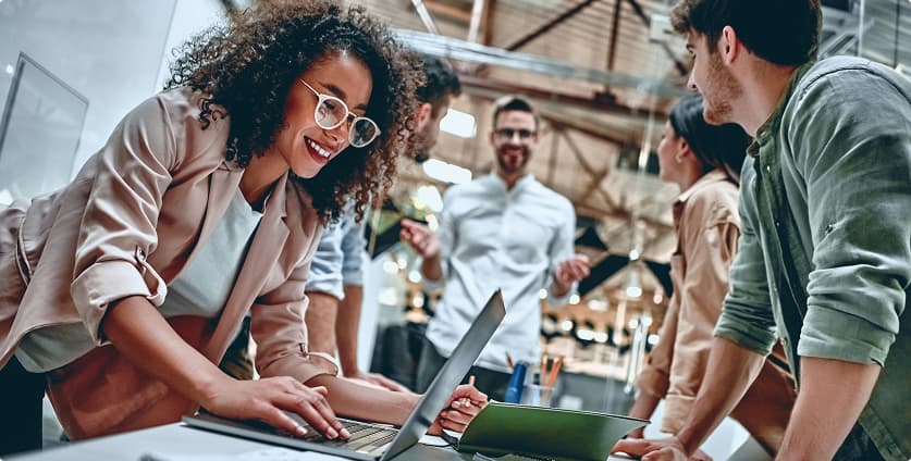 Frau bereitet sich auf den Job vor